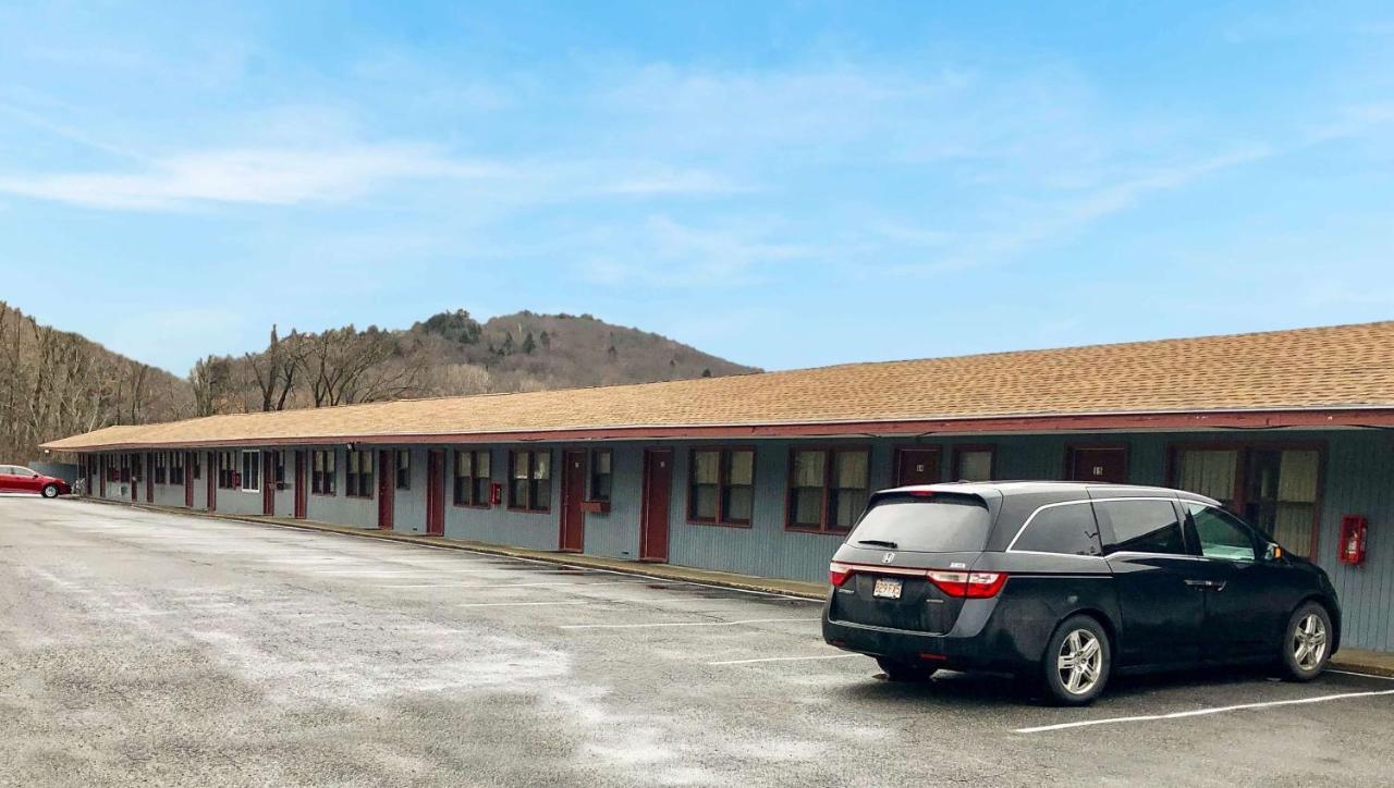 Pleasant Valley Motel West Stockbridge Exterior photo
